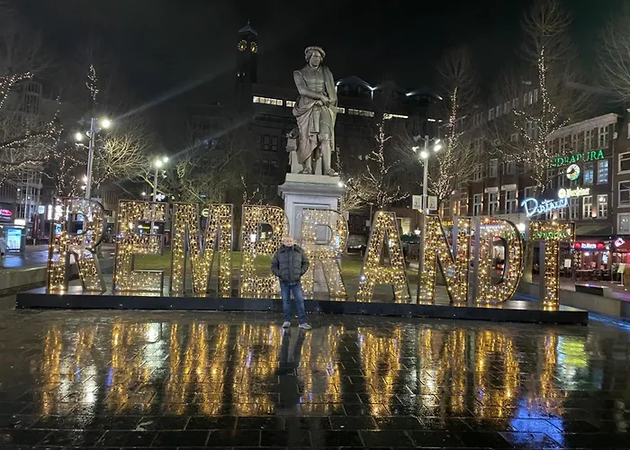 Rembrandt Square Center מלון