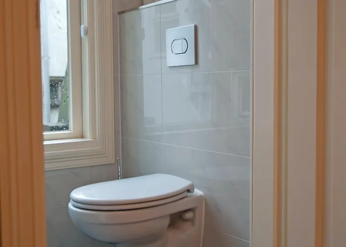 Rembrandt Square Center מלון