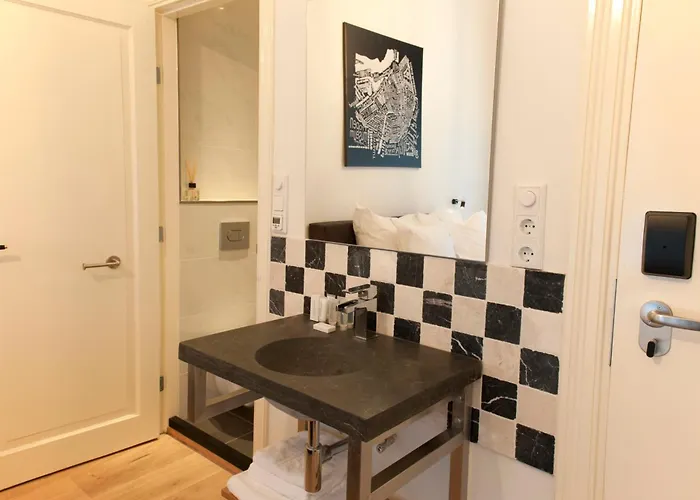 Rembrandt Square Center מלון 3*