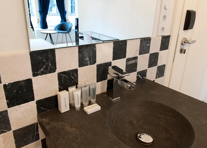 Rembrandt Square Center מלון