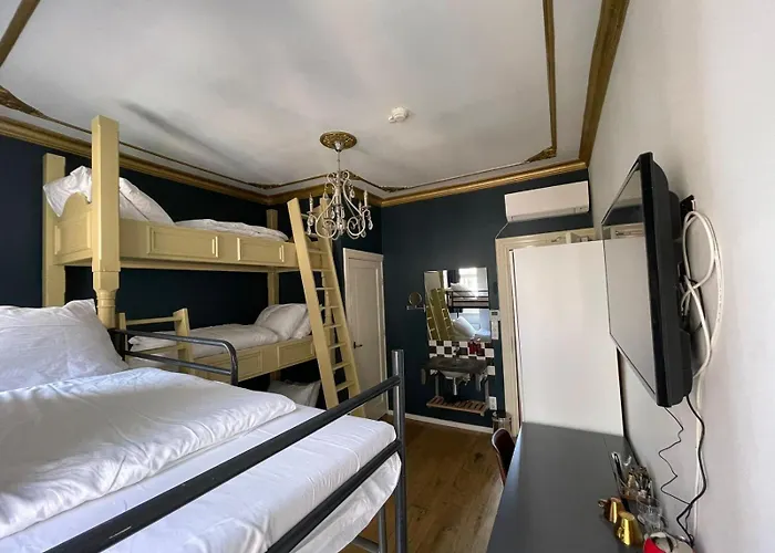 Rembrandt Square Center מלון