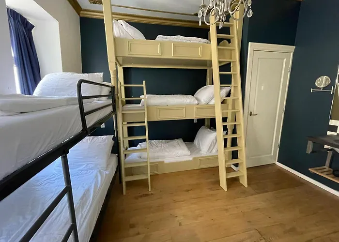 Rembrandt Square Center מלון 3*