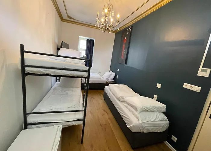 Rembrandt Square Center מלון