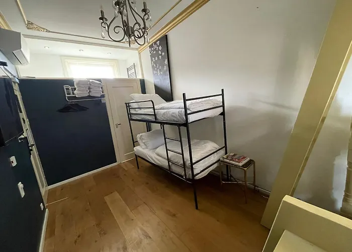 Rembrandt Square Center מלון