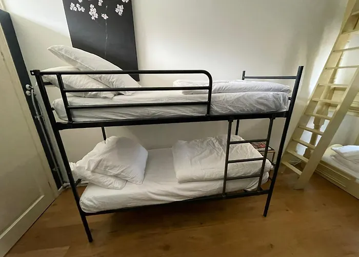 Rembrandt Square Center מלון 3*