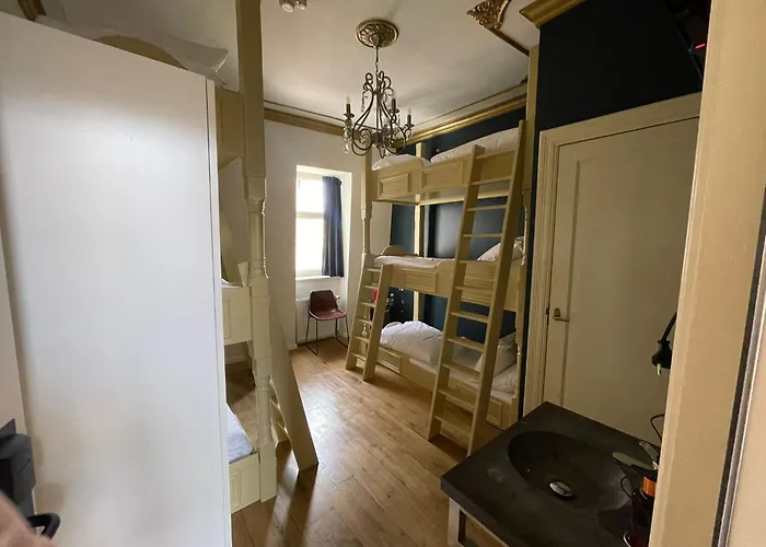 Rembrandt Square Center מלון