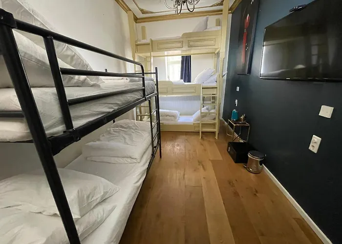 Rembrandt Square Center מלון 3*