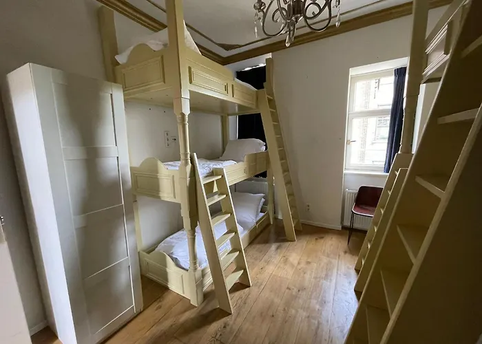 Rembrandt Square Center מלון 3*